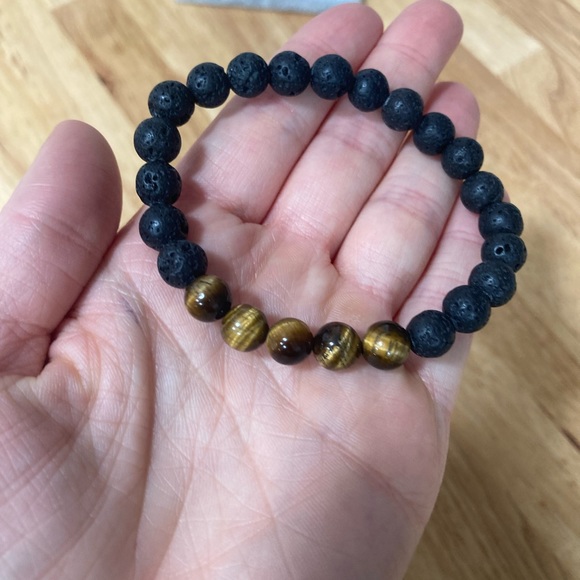 Lava rock diffuser bracelet with tigers eye beads - Picture 4 of 6